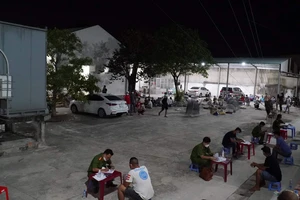 Long An: Cảnh sát vây bắt hơn 100 người đá gà tại thị trấn Thủ Thừa