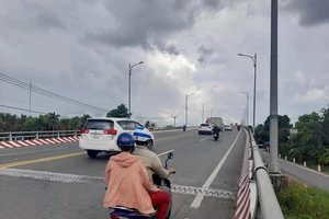 Phân luồng giao thông phục vụ kiểm định công trình cầu Hàm Luông