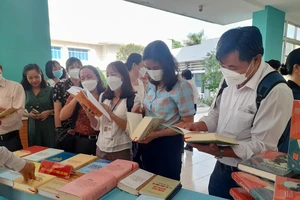 Ra mắt sách Nguyễn Đình Chiểu – Danh nhân văn hóa thế giới