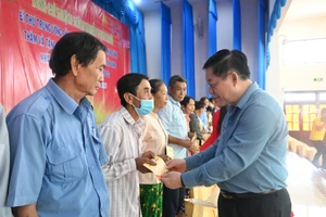  Trưởng Ban Tuyên giáo Trung ương Nguyễn Trọng Nghĩa thăm, tặng quà Tết tại Tiền Giang