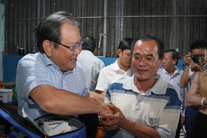  Trao quà, học bổng tại Tiền Giang để cùng ngư dân thắp sáng đèn trên biển