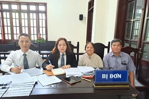 Tạm ngừng phiên tòa để thu thập chứng cứ về nguồn gốc đất tranh chấp