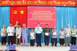 Ông Nguyễn Trọng Nghĩa thăm, tri ân gia đình chính sách dịp 27-7