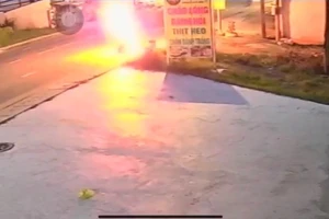 Một phụ nữ dừng xe trên đường, đổ xăng lên người tự thiêu