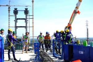 Hôm nay, căng cáp dây văng đầu tiên tại dự án công trình cầu Rạch Miễu 2