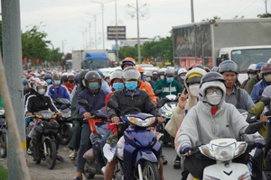 Sau lễ 2-9, lưu thông qua cầu Rạch Miễu liên tục phải điều tiết 