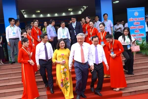 Phó Thủ tướng Thường trực Nguyễn Hòa Bình dự hội nghị xúc tiến đầu tư tại Bến Tre