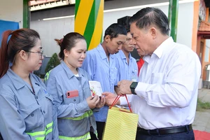 Trưởng Ban Tuyên giáo Trung ương trao quà Tết cho công nhân tại Tiền Giang