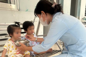 Tiền Giang: Cha bị tâm thần bế 2 con gái nhỏ đi chơi rồi bỏ quên