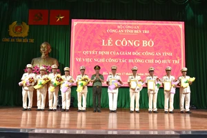 25 lãnh đạo cấp phòng, cấp huyện Công an tỉnh Bến Tre xin nghỉ hưu trước tuổi