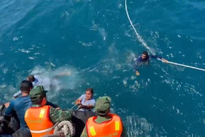 Tàu cá bị cháy ngoài biển, Biên phòng kịp cứu 11 thuyền viên 