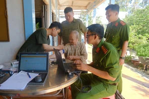 Thu nhận mẫu ADN cho thân nhân liệt sĩ chưa xác định danh tính