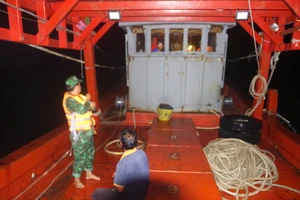 Biên phòng Bến Tre bắt giữ 2 tàu cá đánh bắt thủy sản sai vùng biển quy định