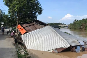 Sạt lở làm 2 căn nhà đổ sụp xuống sông, ba người may mắn thoát nạn