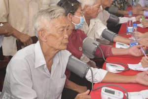 Vĩnh Long: Khám bệnh và tặng 1.700 suất quà cho người có công