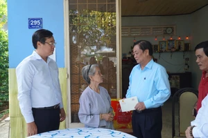 Phó Chủ tịch Quốc hội thăm Trung tâm phục vụ hành chính công, tặng quà người có công tại Đồng Tháp