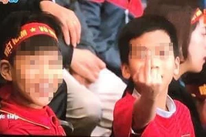 Hạt sạn từ 'ngón tay thối' cổ vũ bóng đá