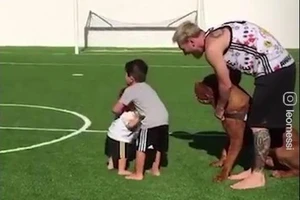 Ronaldo và Messi, ai 'chăm' con hơn?