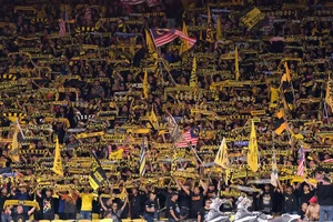 Fan Malaysia gầm rú giữa 'chảo lửa' Bukit Jalil