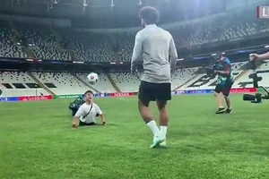 Salah tâng bóng với cổ động viên đặc biệt không có chân
