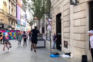 Du khách thử tài xem ai giống Ronaldo 