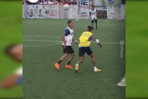 Ngỡ ngàng khi được đá bóng với Neymar