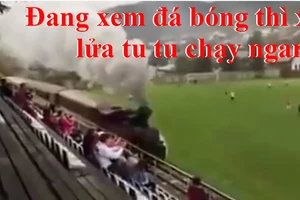Chuyện lạ: Đang đá bóng thì xe lửa chạy ngang sân