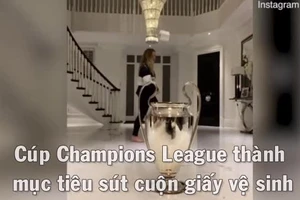 Cúp Champions League thành mục tiêu 'bắn giấy'