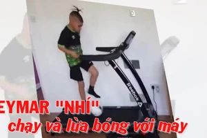 'Tiểu Neymar' chạy và lừa bóng với máy