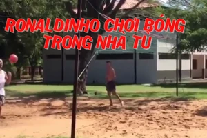 Ronaldinho chơi bóng trong nhà tù giết thời gian