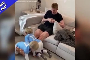 Video Kevin De Bruyne làm 'vú em' 