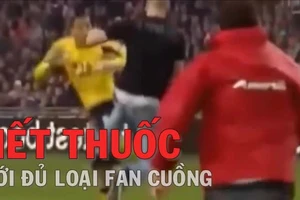 Fan cuồng lao vào sân 'tẩn' cả cầu thủ
