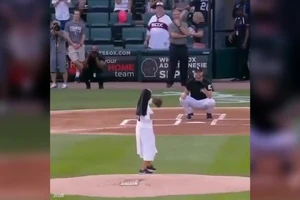 Video bé 3 tuổi và Soeur mặc áo tu chơi bóng chày