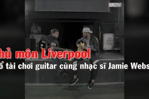 Thủ môn Becker 'bỏ găng' biến thành nghệ sĩ guitar 