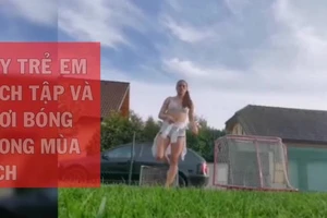 Cô 'mát mẻ' dạy đá bóng trong sân vườn