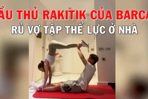 Cầu thủ Barcelona ở nhà tập thể lực cùng vợ