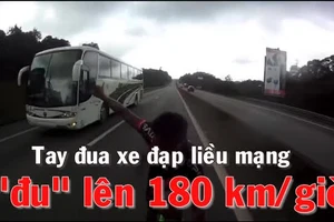 Tay đua liều lĩnh 'đu' tốc độ 180 km/giờ
