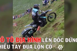 Mô tô địa hình vượt dốc đứng lộn cổ vẫn không bỏ cuộc