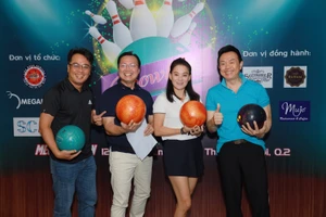 Nghệ sĩ Chí Tài và team bóng đá vô địch “Bowling và Sao”