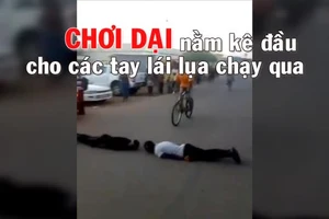 Những kẻ chơi dại, nằm kê đầu cho xe chạy qua