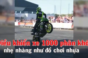 Chinh phục mô tô 1000 phân khối như đồ chơi nhựa