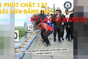 Kỷ lục tay không 1 phút chặt 122 trái dừa