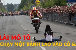 Biểu diễn mô tô một bánh lao vào cô gái đang ngồi