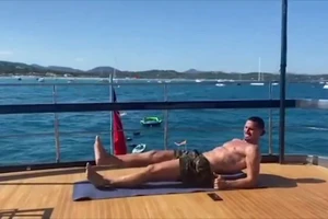 Ibrahimovic bụng 6 múi tập thể lực trên du thuyền