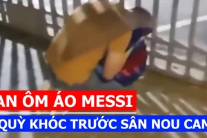Fan ôm áo Messi quỳ khóc trước sân Nou Camp
