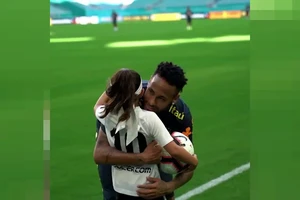 Xúc động fan nhí đặc biệt của Neymar