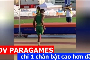Cú nhảy cao qua đầu người của VĐV Paragames chỉ còn 1 chân