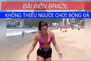 Người Brazil mê chơi bóng ở bãi biển