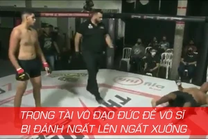 Trọng tài vô đạo đức để võ sĩ bị đánh ngất lên ngất xuống