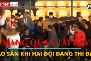 Mang quan tài HLV vào sân khi hai đội đang thi đấu